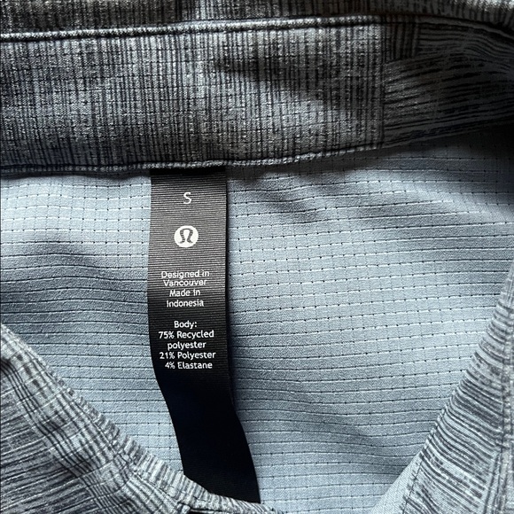 lululemon athletica Men's Textured Gray Button Down Shirt - Picture 2 of 4